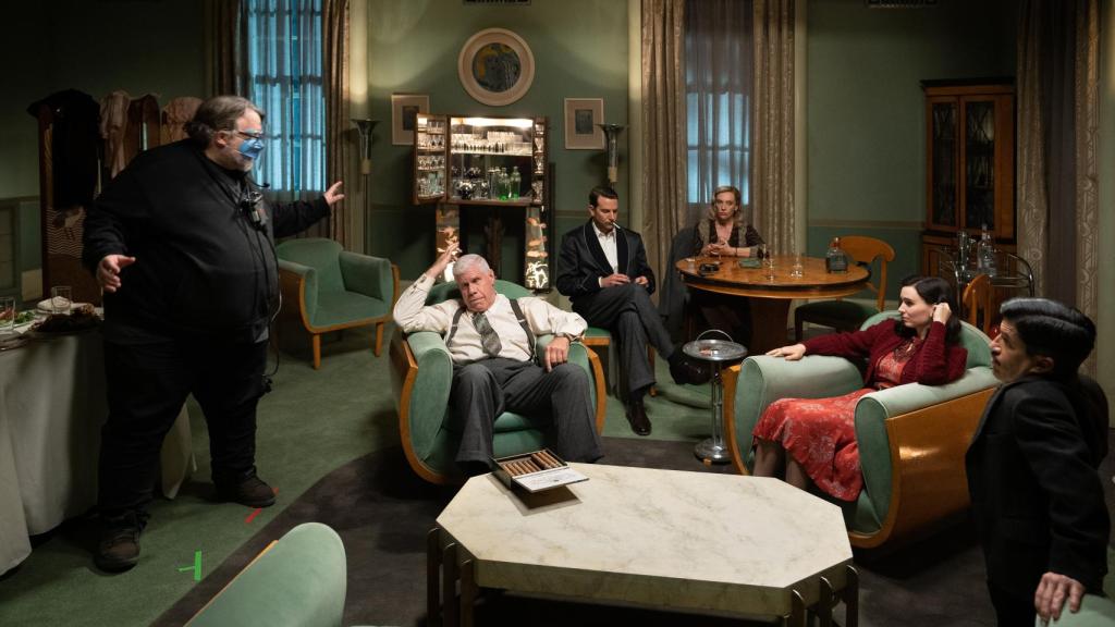 Guillermo del Toro (izq.) junto a parte del reparto del filme. Foto: Ray Hayes © 2021 20th Century Studios
