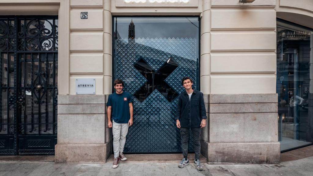 Los fundadores de Blue Banana en los exteriores de una de sus tiendas físicas.