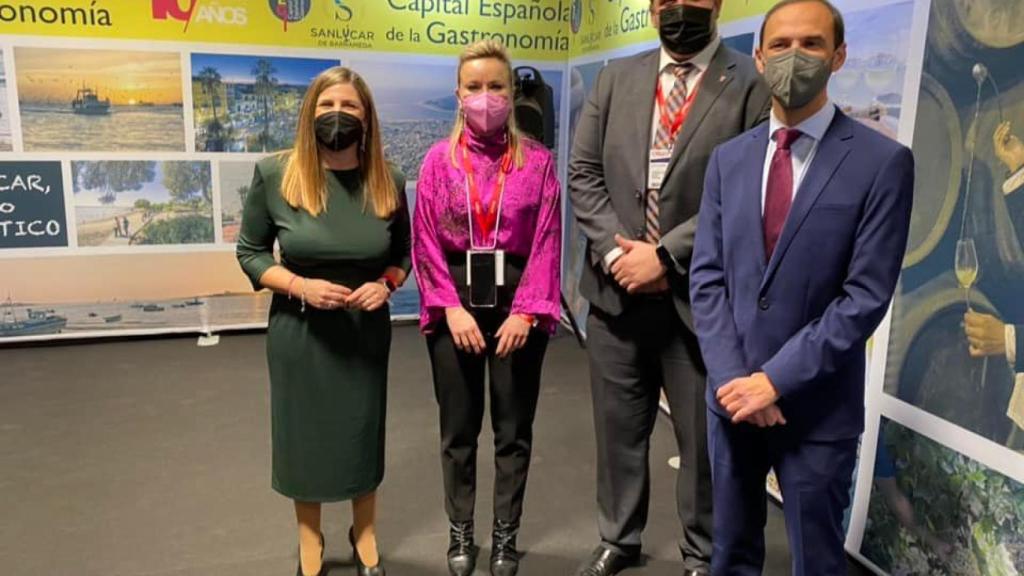 Representantes del Ayuntamiento de Guijuelo, en el stand de Sanlúcar de Barrameda
