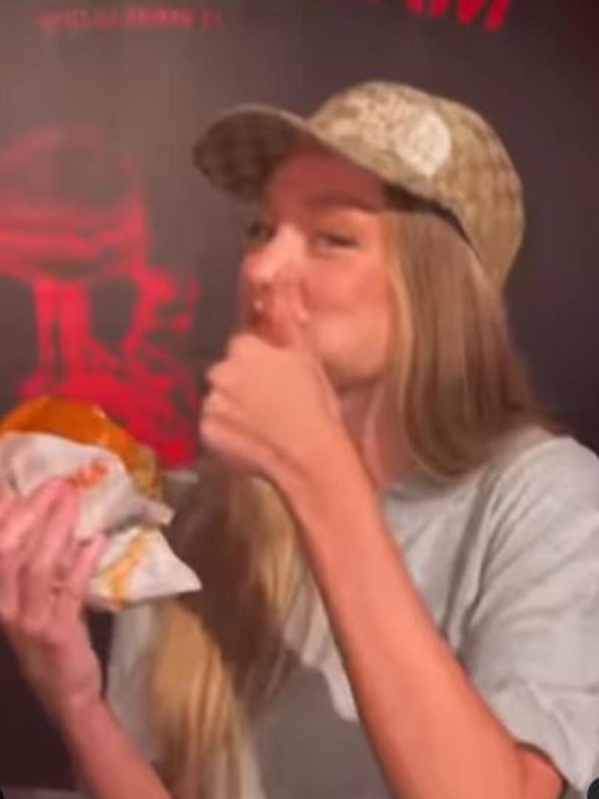 Ester Expósito con una hamburguesa de Vicio.