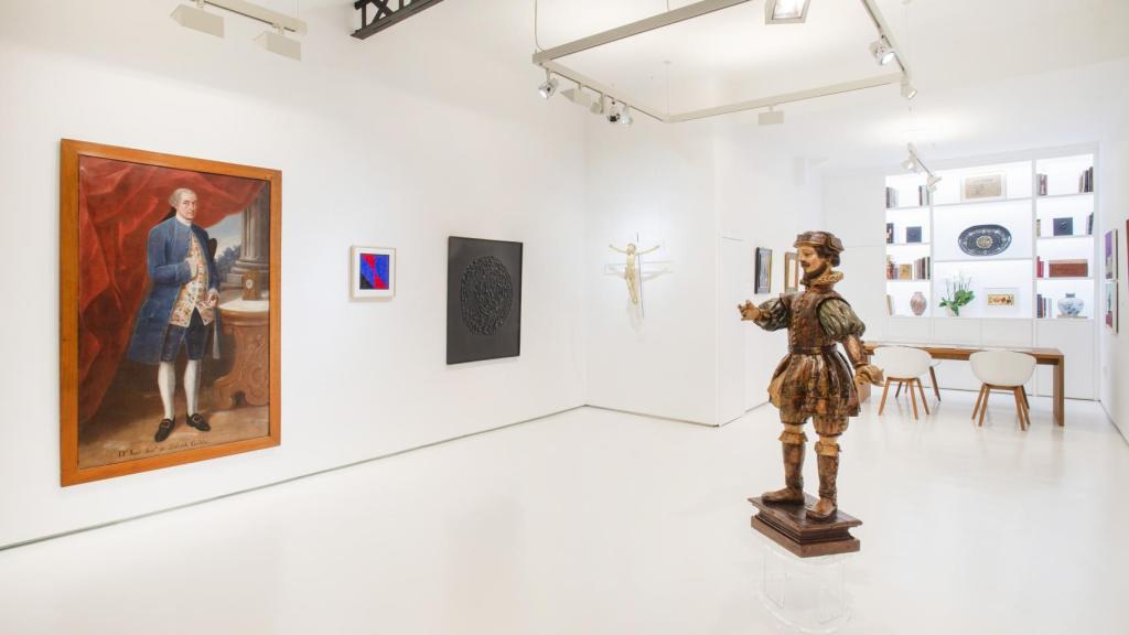 Vista de la exposición con la escultura de Hernán Cortés