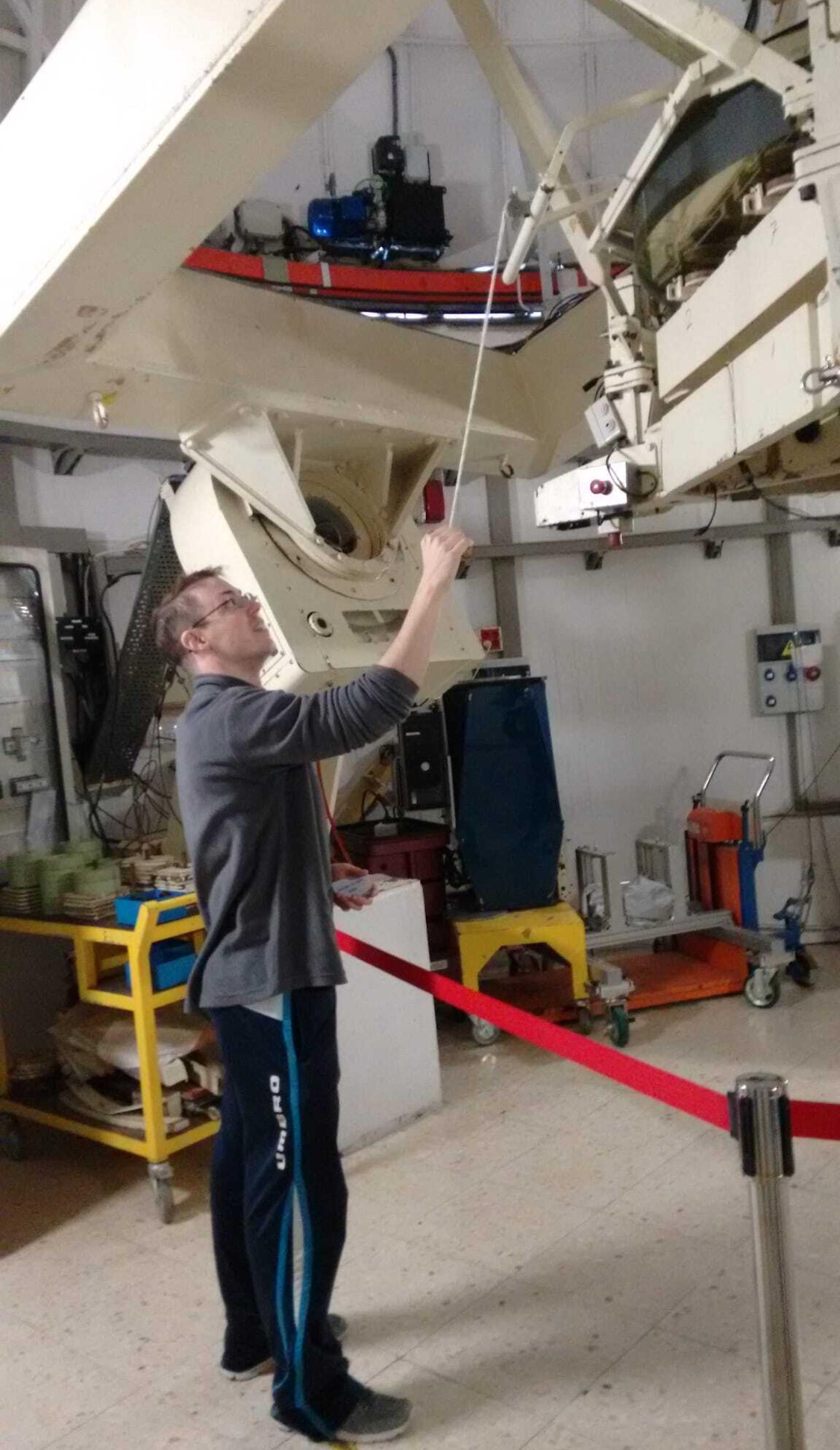 Arrabal junto al telescopio Carlos Sánchez en el Observatorio de Tenerife.