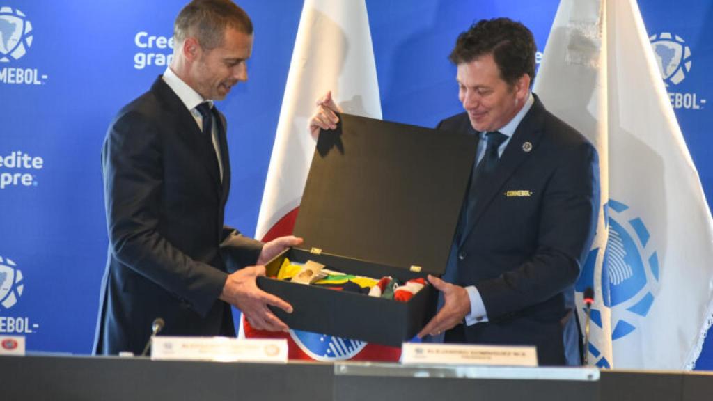 Aleksander Ceferin y Alejandro Dominguez en la sede de CONMEBOL.