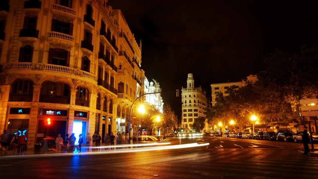 La plaza del Ayuntamiento de Valencia, centro neurálgico de la ciudad, iluminada por la noche.