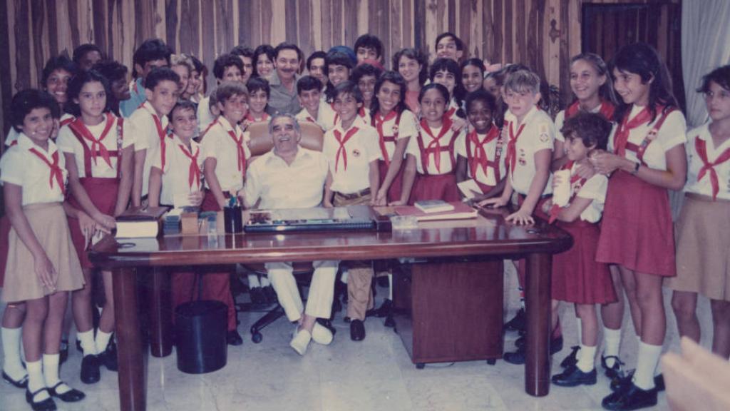 Gabriel García Márquez, rodeado de estudiantes en un acto cultural en Cuba.