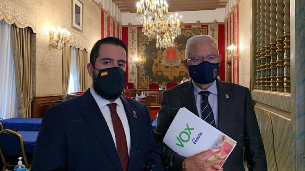 Los dos concejales de Vox en Alicante, el portavoz Mario Ortolá (izquierda) y José Juan Bonet.