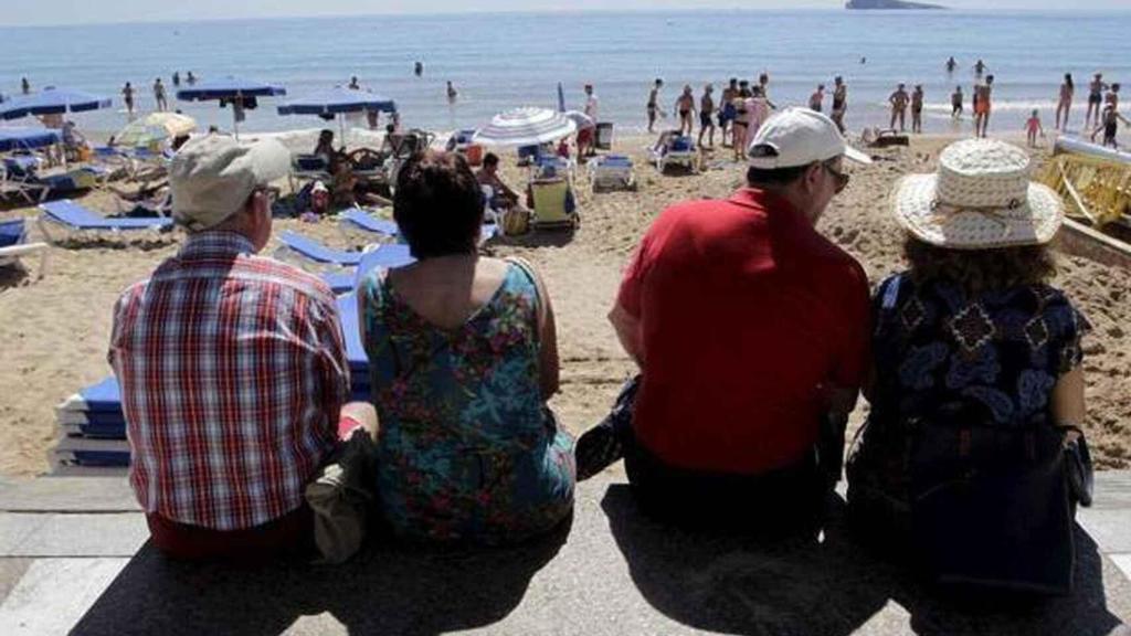 Jubilados en la playa de Benidorm, en imagen de archivo.