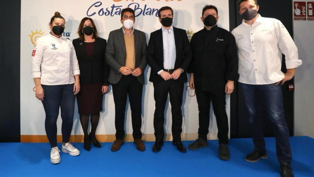 Pavblo Casado junto a Carlos Mazón, Irene Más y los chefs alicantinos.