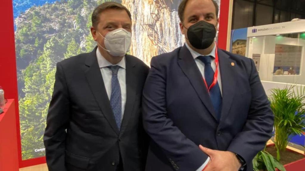 El ministro Luis Planas, junto al alcalde de Guijuelo, Roberto Martín, en FITUR
