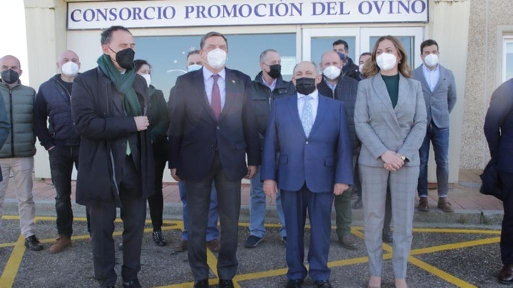 El ministro de Agricultura,  Pesca y Alimentación durante su visita a Olmedo