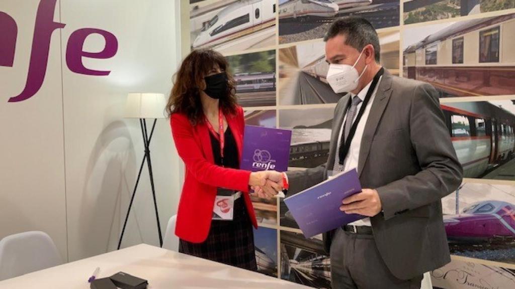 Ana Redondo y José Ignacio Rodríguez durante la firma del convenio