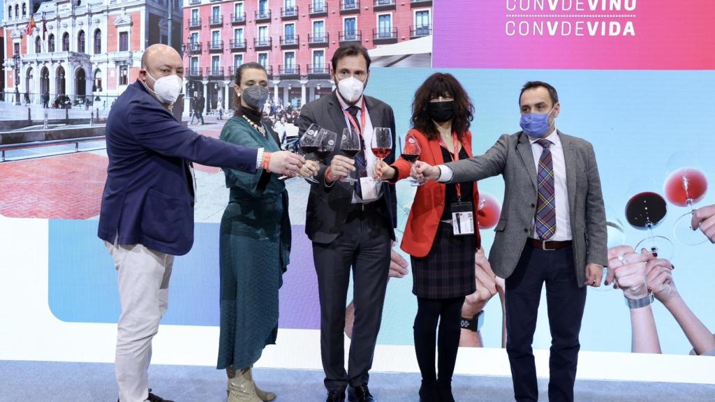 Óscar Puente presenta 'Valladolid con V de vino' con la concejala de Cultura y Turismo, Ana Redondo