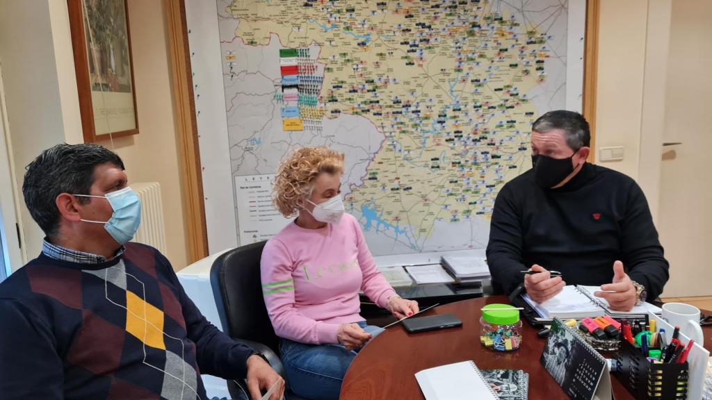 El vicepresidente tercero de la Diputación de Zamora y diputado de Medioambiente y Obras Municipales, Javier Faúndez Domínguez, y la diputada por la comarca de Benavente, Atilana Martínez Mayado y el alcalde del Ayuntamiento de Santovenia del Esla, Juan Ignacio Ramos Gómez Sandoval