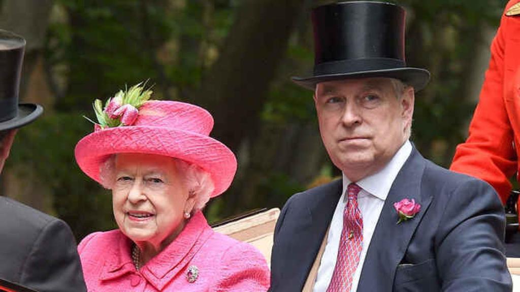 Pese a declararse inocente, Isabel II decidió retirar a su hijo sus honores militares.