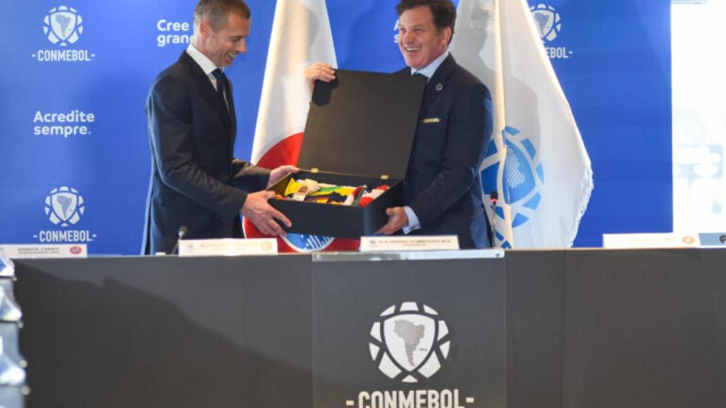 Aleksander Ceferin y Alejandro Domínguez se entregan obsequios.