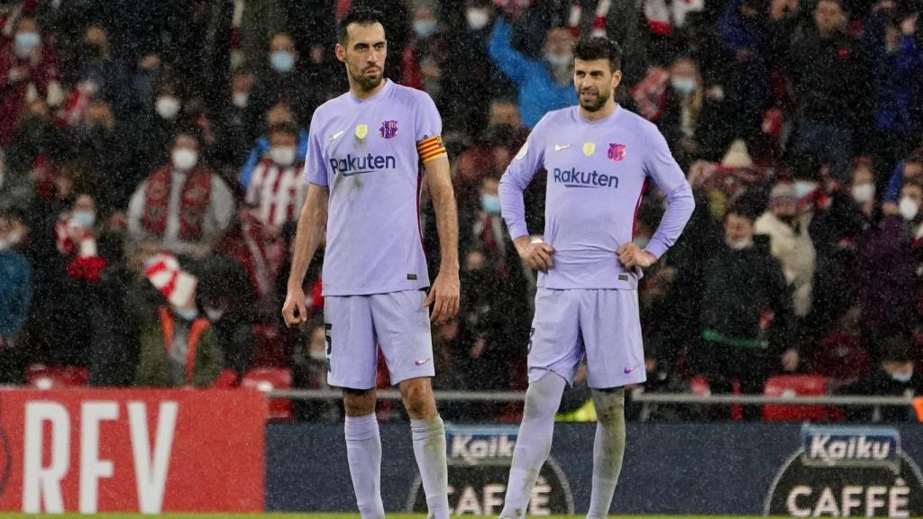 Sergio Busquets y Gerard Piqué se lamentan tras encajar el segundo gol.