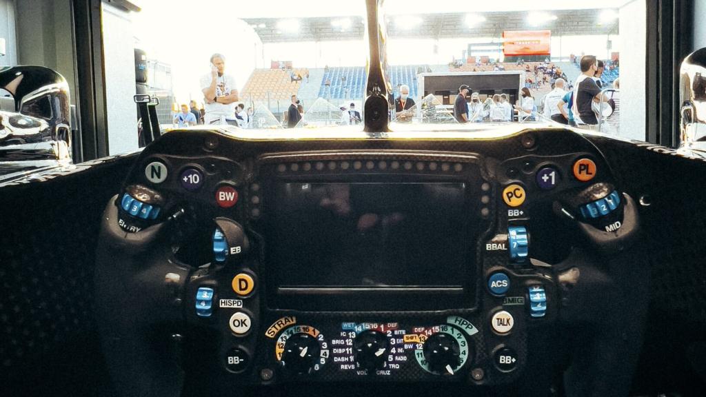 El interior de un monoplaza de Mercedes