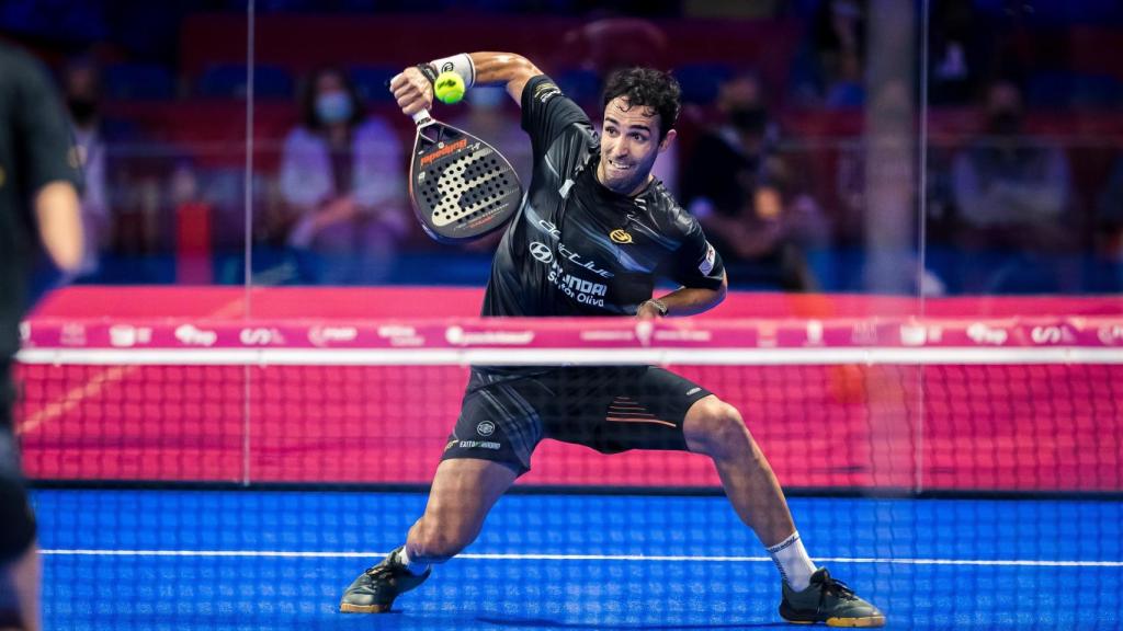 Javi Ruiz en una acción de un partido del Campeonato de España de pádel 2021