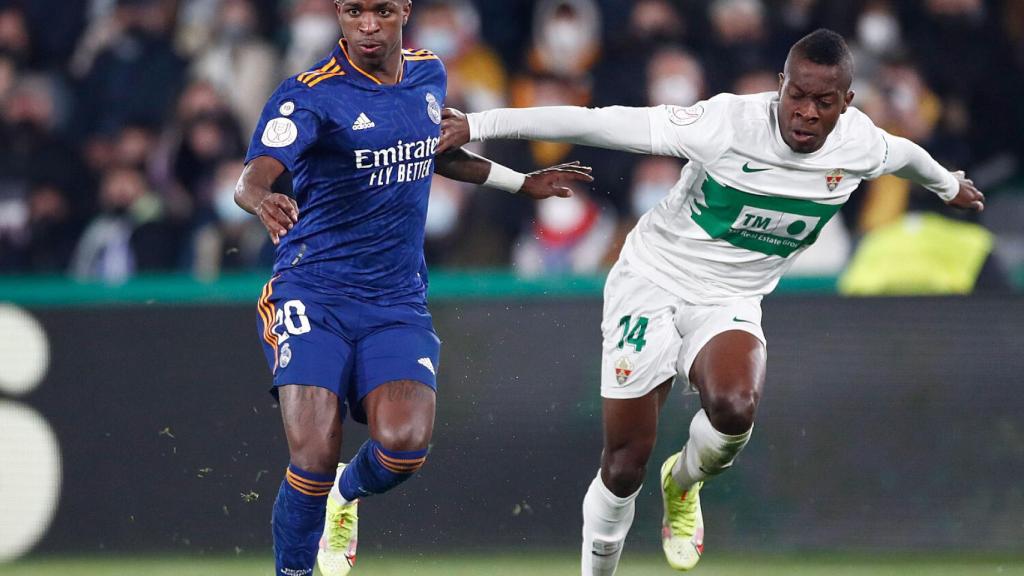 Vinicius presionado por Helibelton Palacios