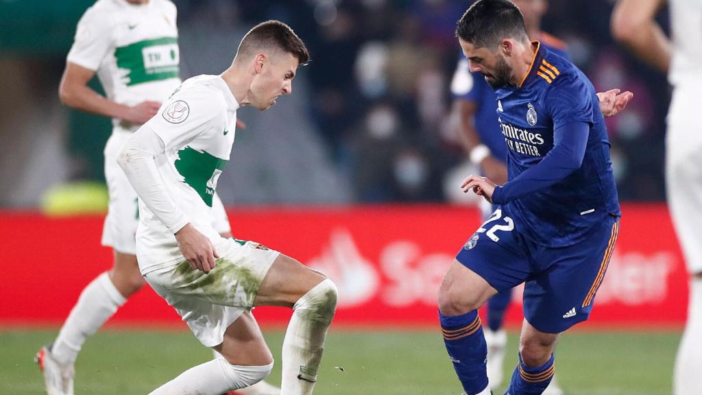 Isco intenta superar en carrera a un jugador del Elche