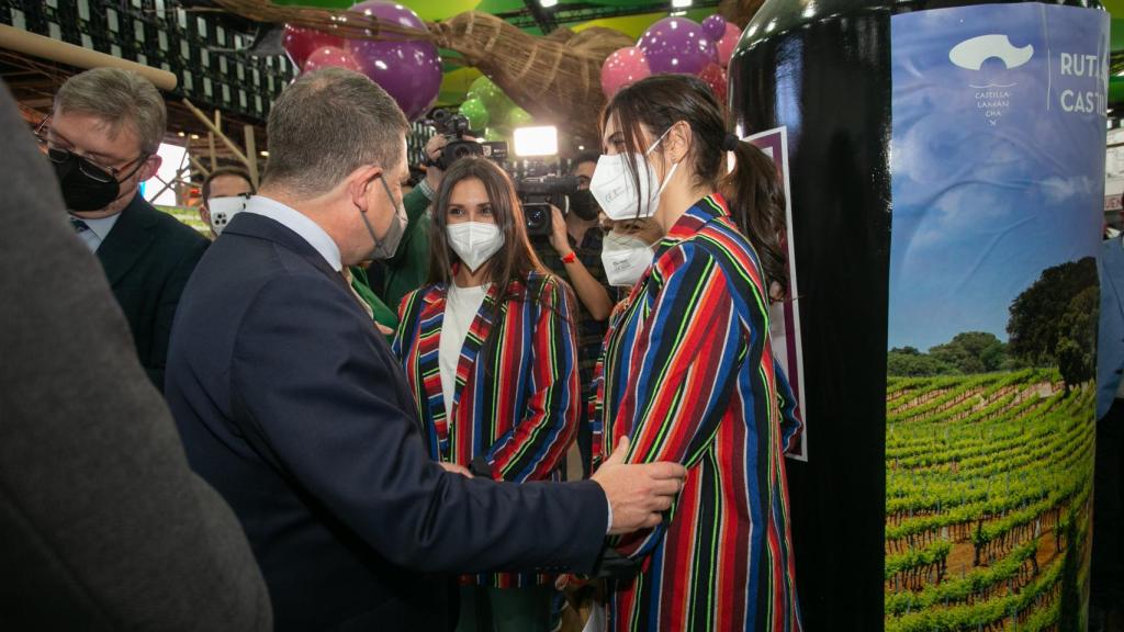 Emiliano García-Page saluda a dos de las azafatas del estand de Castilla-La Mancha en FITUR. Foto: JCCM.