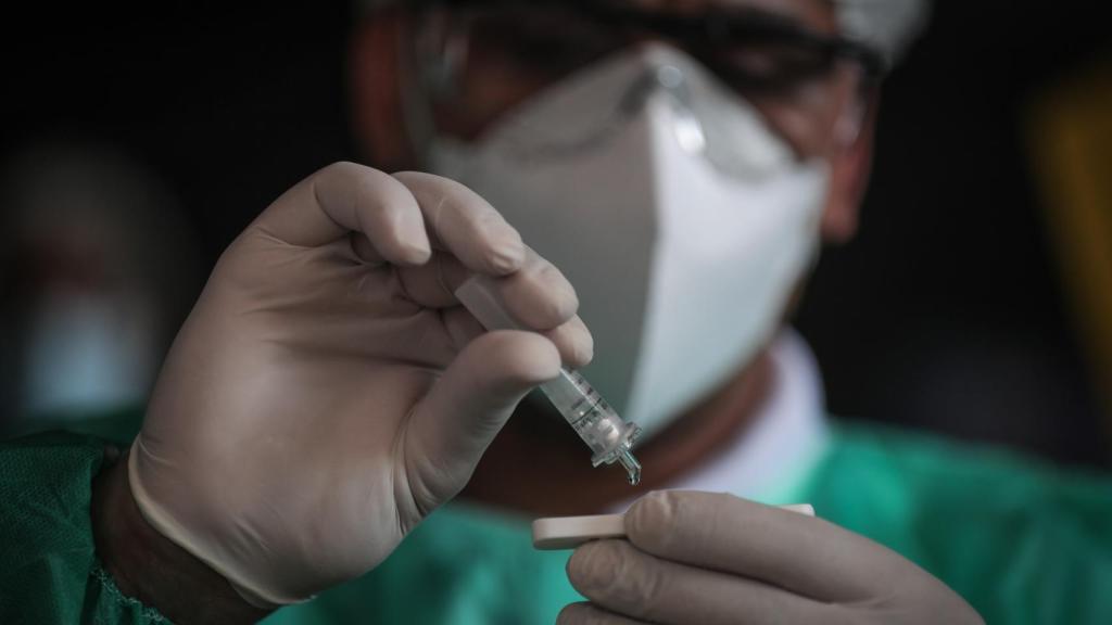 Un enfermero realiza un test de antígenos.