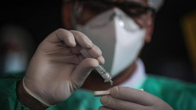 Un enfermero realiza un test de antígenos.