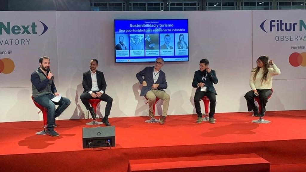 Los ponentes en la mesa redonda organizada por Mastercard en FITUR 2022, de izquierda a derecha: Alberto Iglesias Fraga (moderador), Daniel Nieto (Mastercard), Álex Villeyra (Mabriant), Héctor Fernández Manchado (Turismo Lanzarote) y Macarena Rodríguez (Ético).