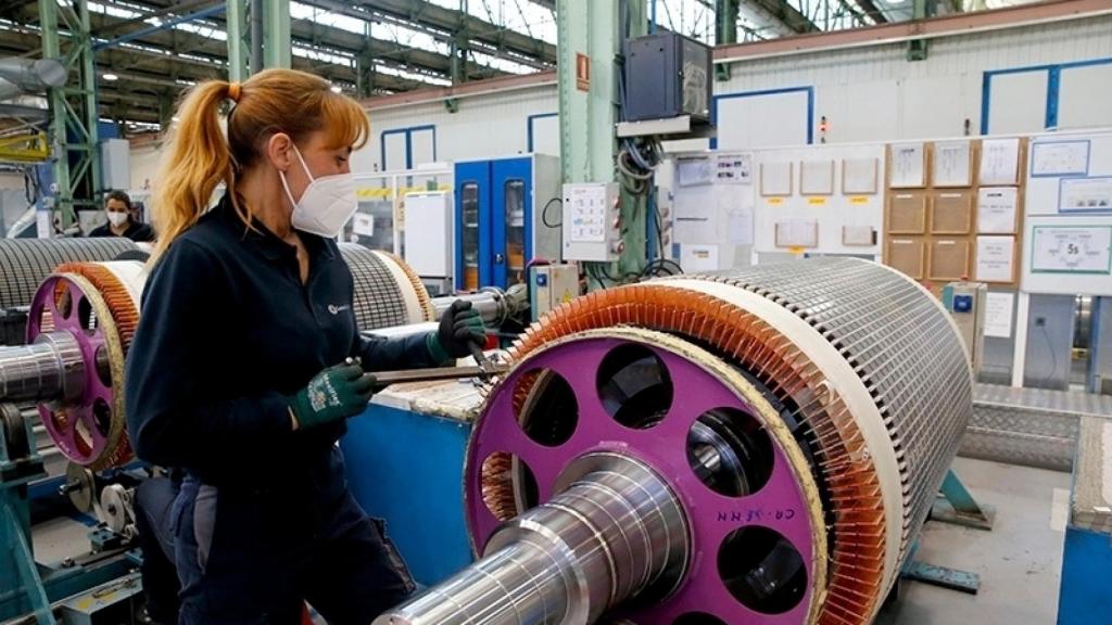 Trabajadora de la industria española.