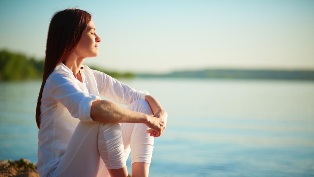 Una chica meditando.