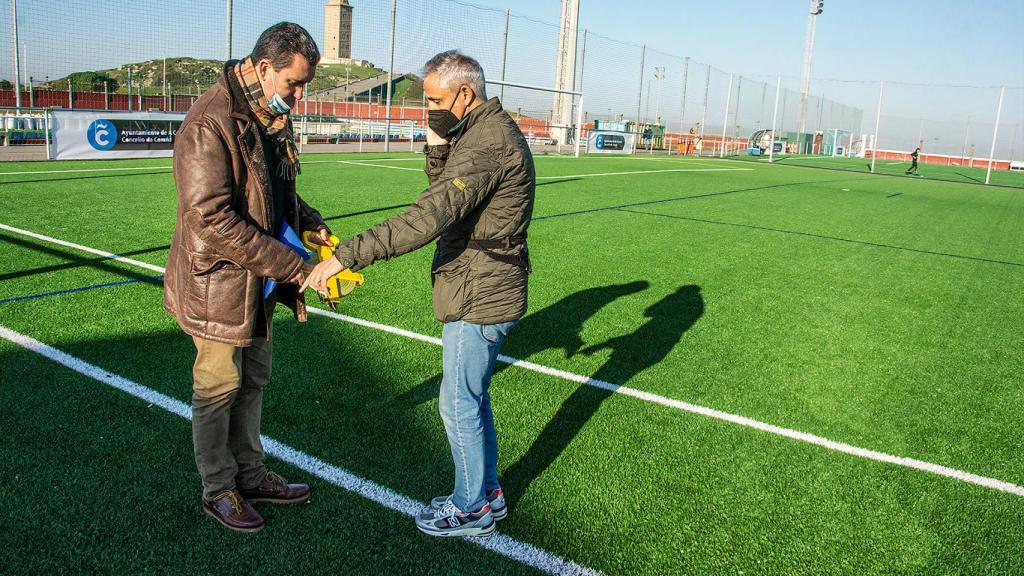 Los concejales Populares Roberto García y AntonioDeus, midiendo el campo.