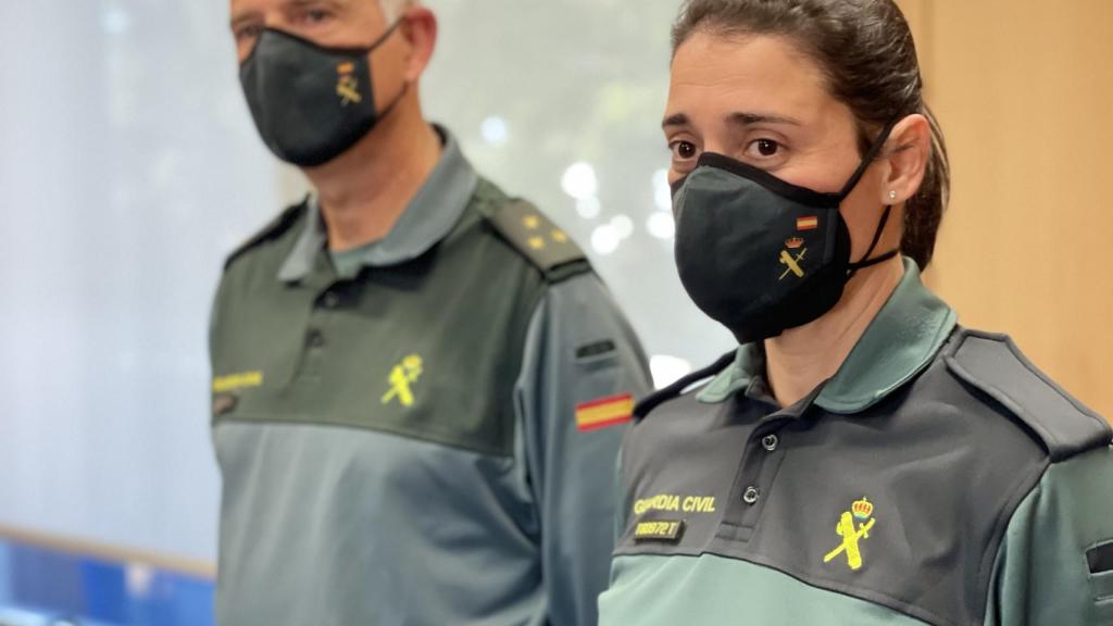 La agente Souto junto al capitán de la compañía de la Guardia Civil de Sagunto.