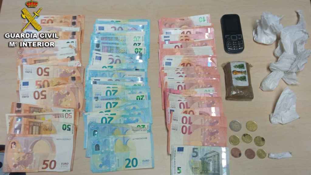 Material intervenido a un vecino de Tui detenido por la Guardia Civil por tráfico de drogas.