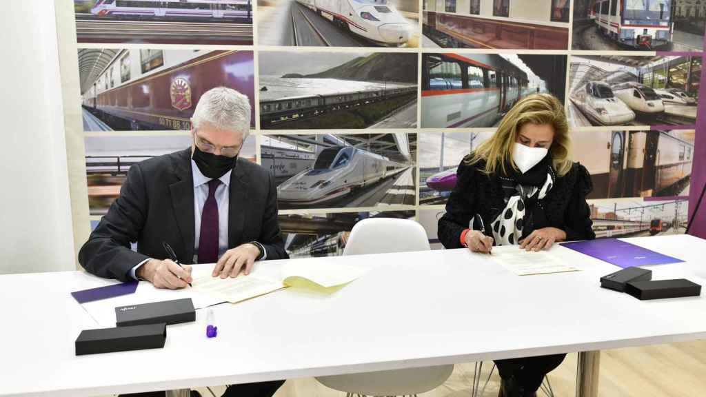 Isaías Taboas y Carmela Silva durante la firma del acuerdo.