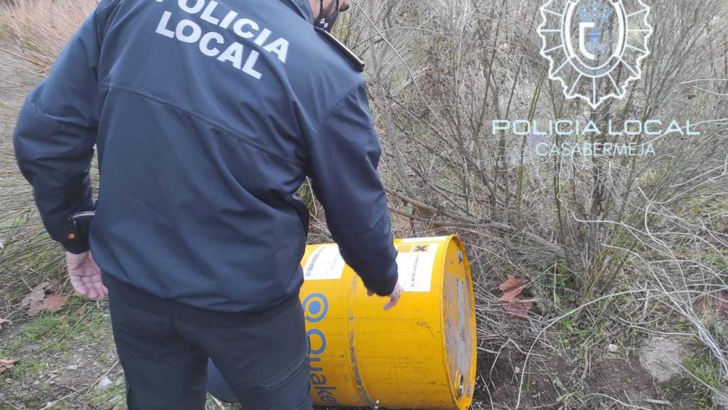 La garrafa encontrada en el cauce del río.