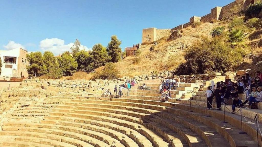 El Teatro Romano de Málaga es perfecto para posar delante de él y robarle protagonismo.