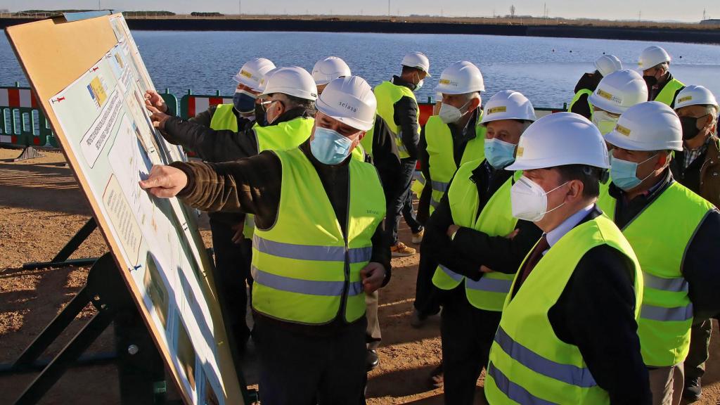 El ministro de Agricultura, Pesca y Alimentación, Luis Planas, en su visita ayer a las obras de ampliación de una balsa en Santa Mª del Páramo (León)