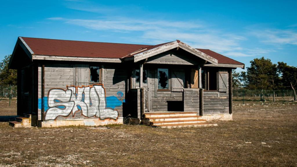 La caseta abandonada en el aeródromo de Valderredible.