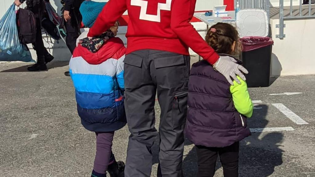 Menores que han llegado en la patera de hoy, atendidos por Cruz Roja