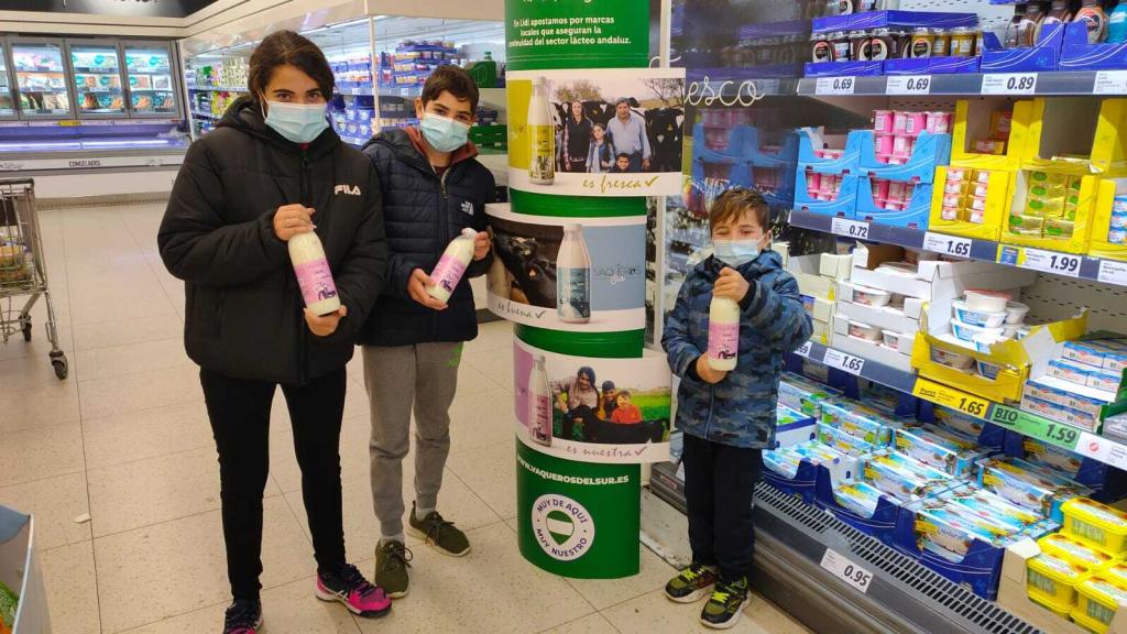 Miembros de la familia Trujillo, de Conil de la Frontera (Cádiz), en un Lidl, con la nueva leche de Alba Ganaderos.
