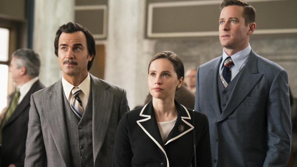 Felicity Jones (c) caracterizada como Ruth Bader Ginsburg en la película 'Una cuestión de género'.