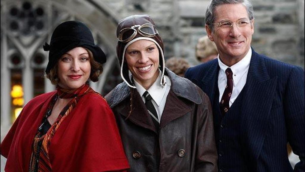 Hilary Sawnk caracterizada como Amelia Earhart en una escena de 'Amelia'.