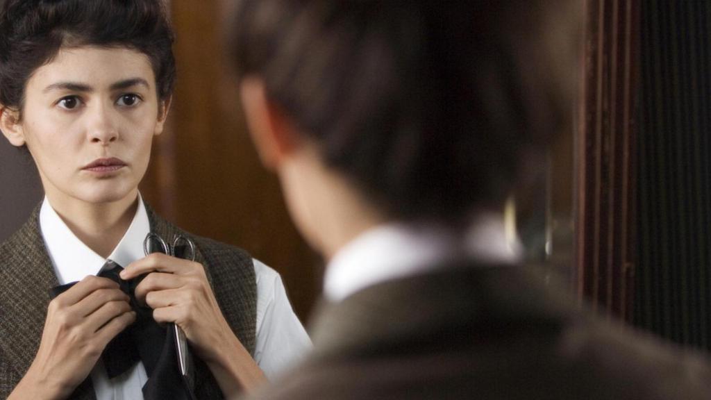 Audrey Tautou caracterizada como Coco Chanel.