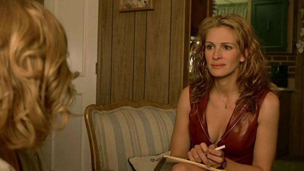 Julia Roberts caracterizada como Erin Brockovich.