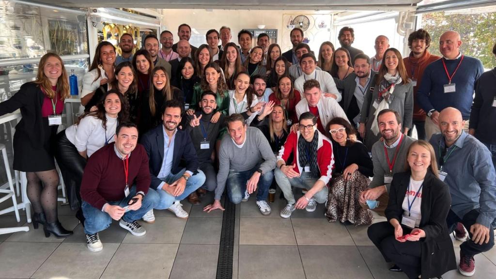 Imagen grupal del equipo humano que conforma la aceleradora e incubadora que también invierte en startups.