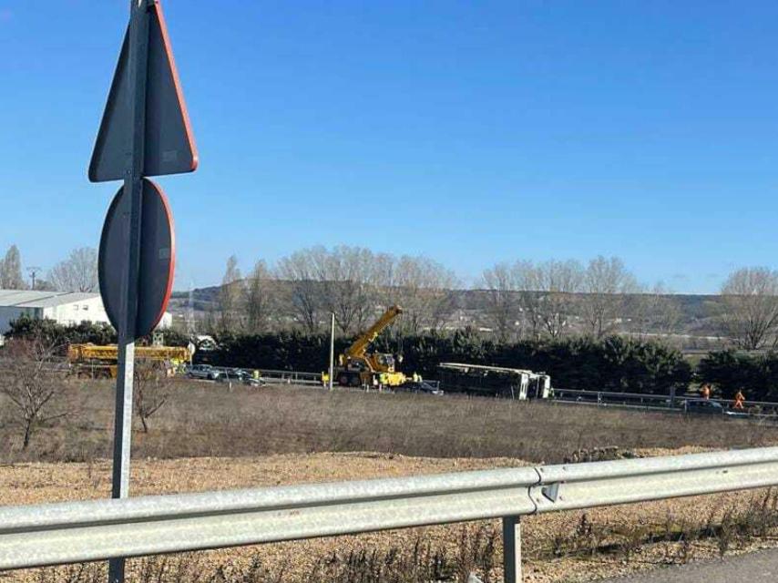 Imagen del camión volcado