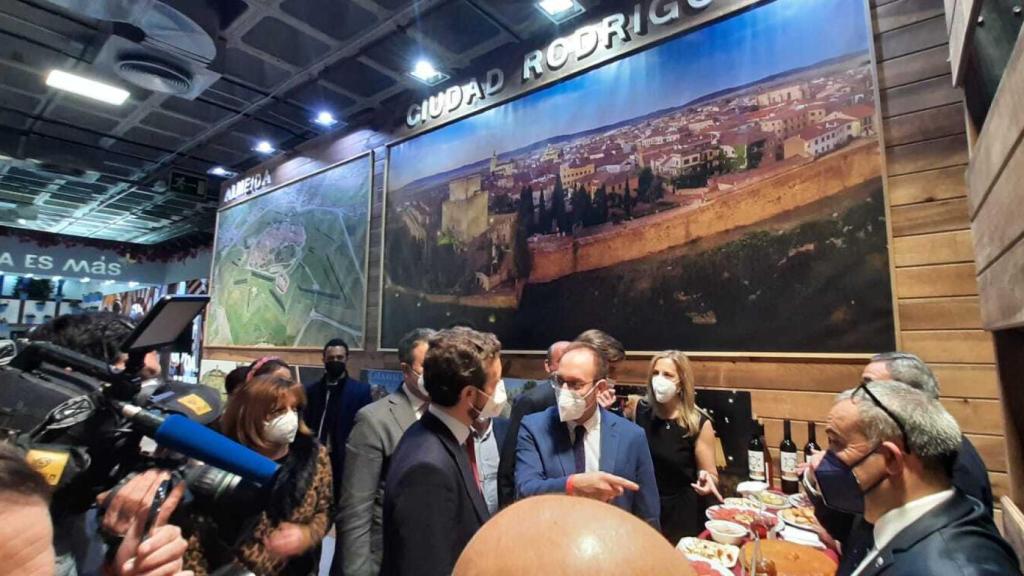 Pablo Casado visita el stand de Ciudad Rodrigo en INTUR