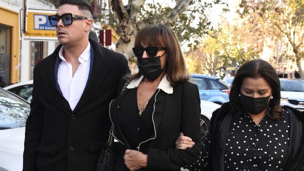 Jacobo y su madre, María Ángeles, llegando a la plaza de toros de Sevilla.