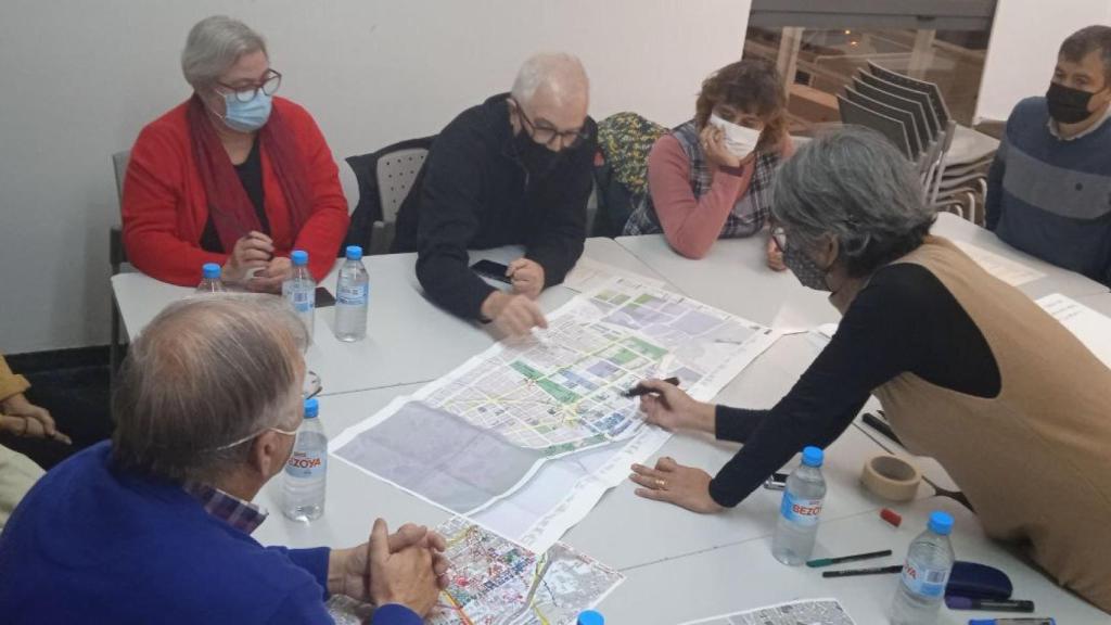 Col·lectiu Punt 6 trabajando con personas mayores para decidir dónde y cómo situar más bancos en la ciudad.