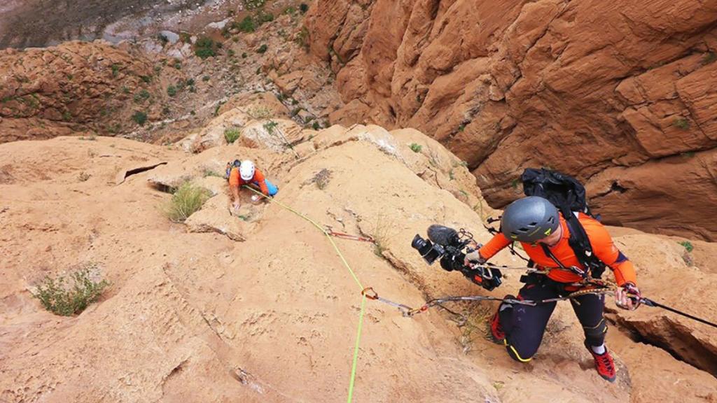 Emilio Valdes grabando a Jesús.
